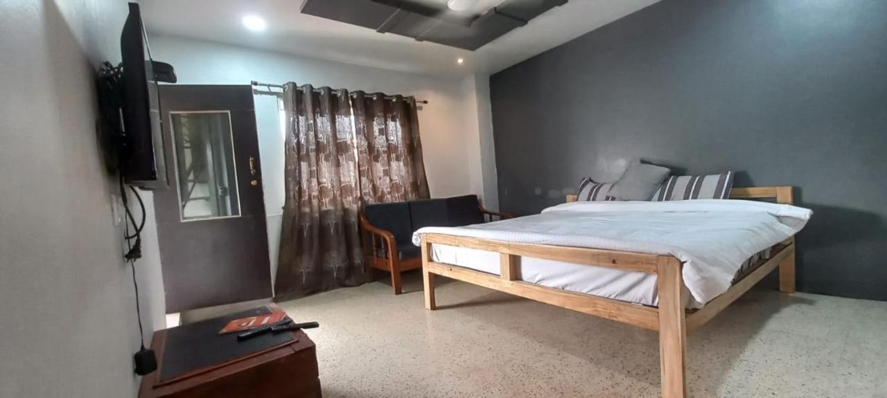 Holiday home Swanky Sojourns With 1t Ac Bedroom