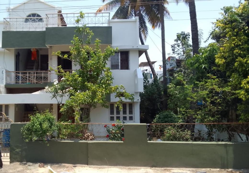 Holiday home Swanky Sojourns With 1t Ac Bedroom